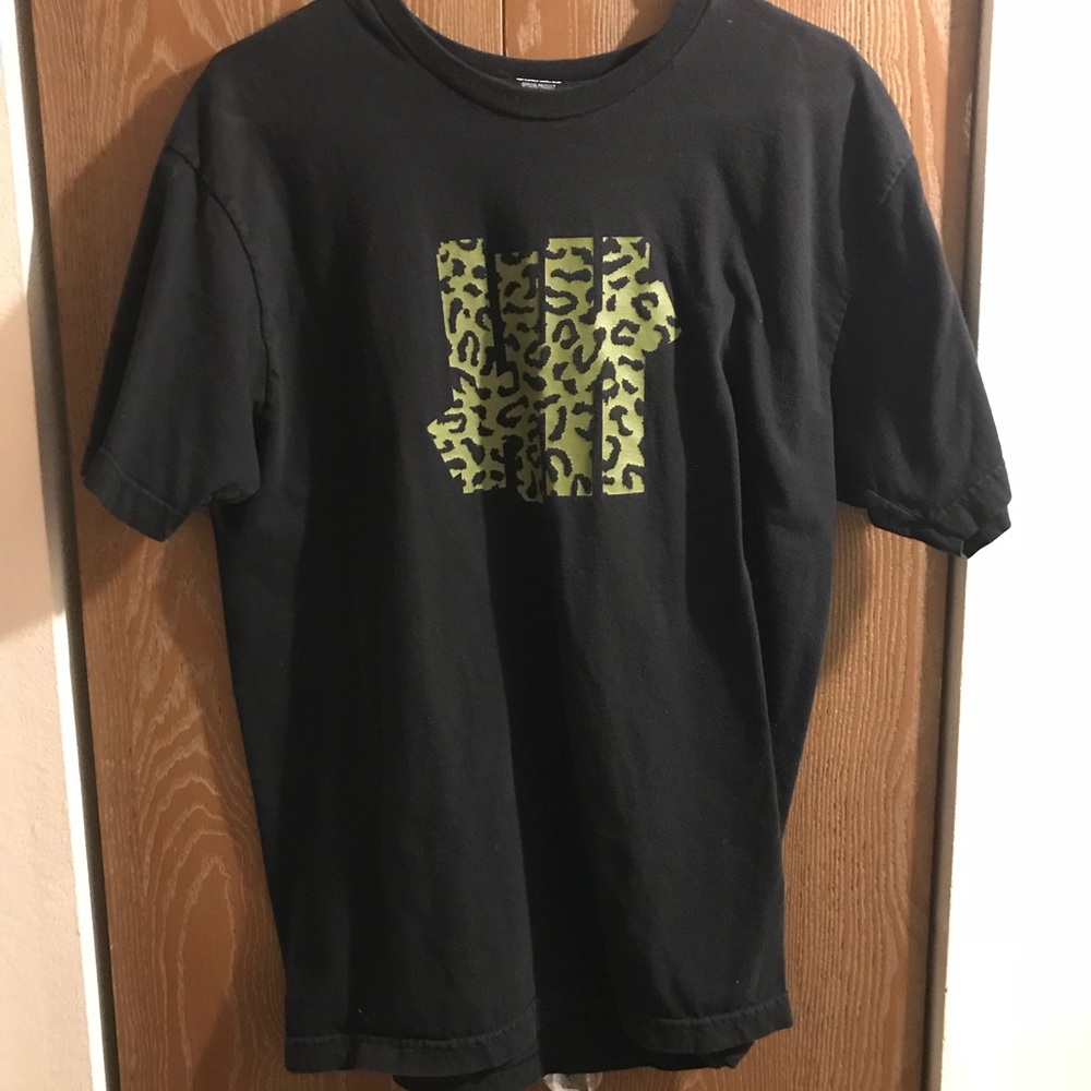 UNDEFEATED cheetah print logo tee